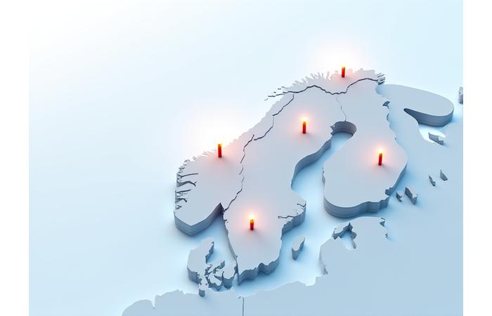 Et kart over Norge med små lyse punkter som indikerer klienter i forskjellige byer, og noen linjer som strekker seg internasjonalt.